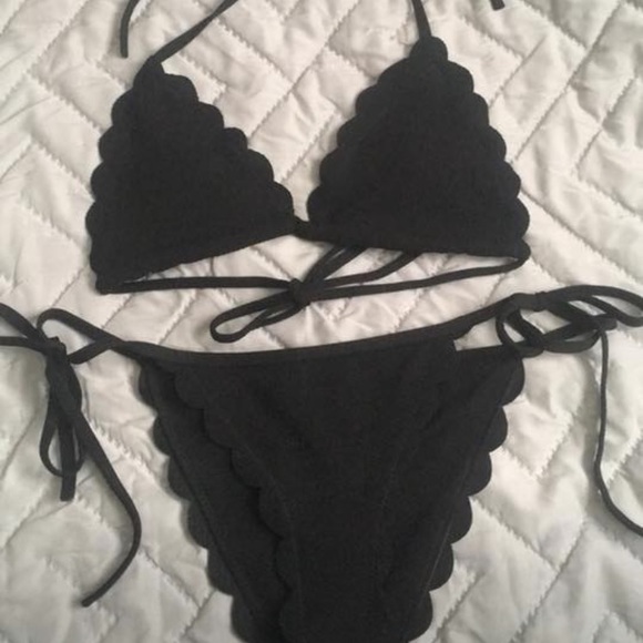 Black scalloped bikini - Picture 1 of 3